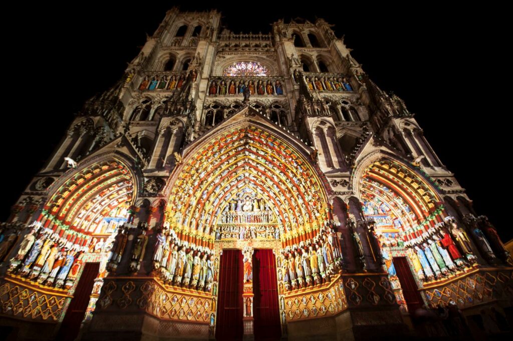 Destination pour tous Cathédrale d'Amiens illuminée