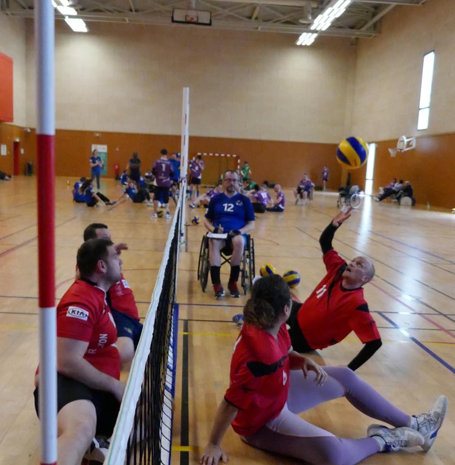 Volley assis : une discipline sportive inclusive proposée à Lyon