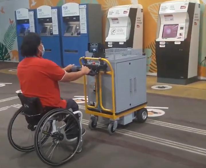 Un chariot électrique adapté aux fauteuils pour compenser le handicap