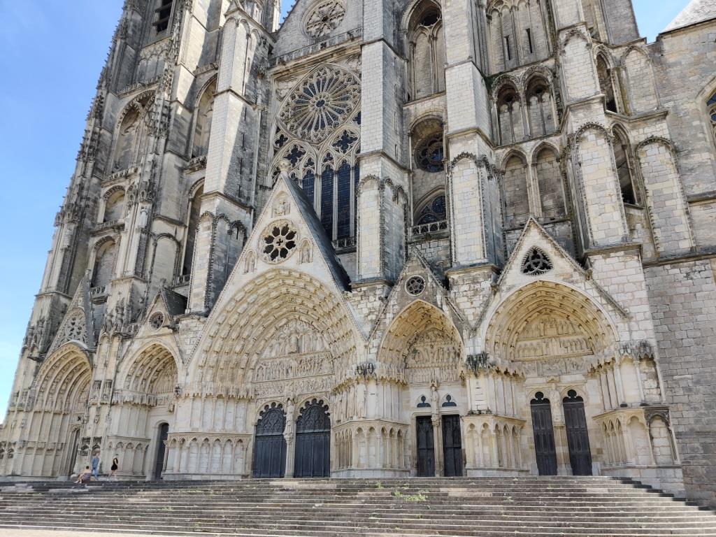 La cathédrale de Bourges et sa façade à deux portes.