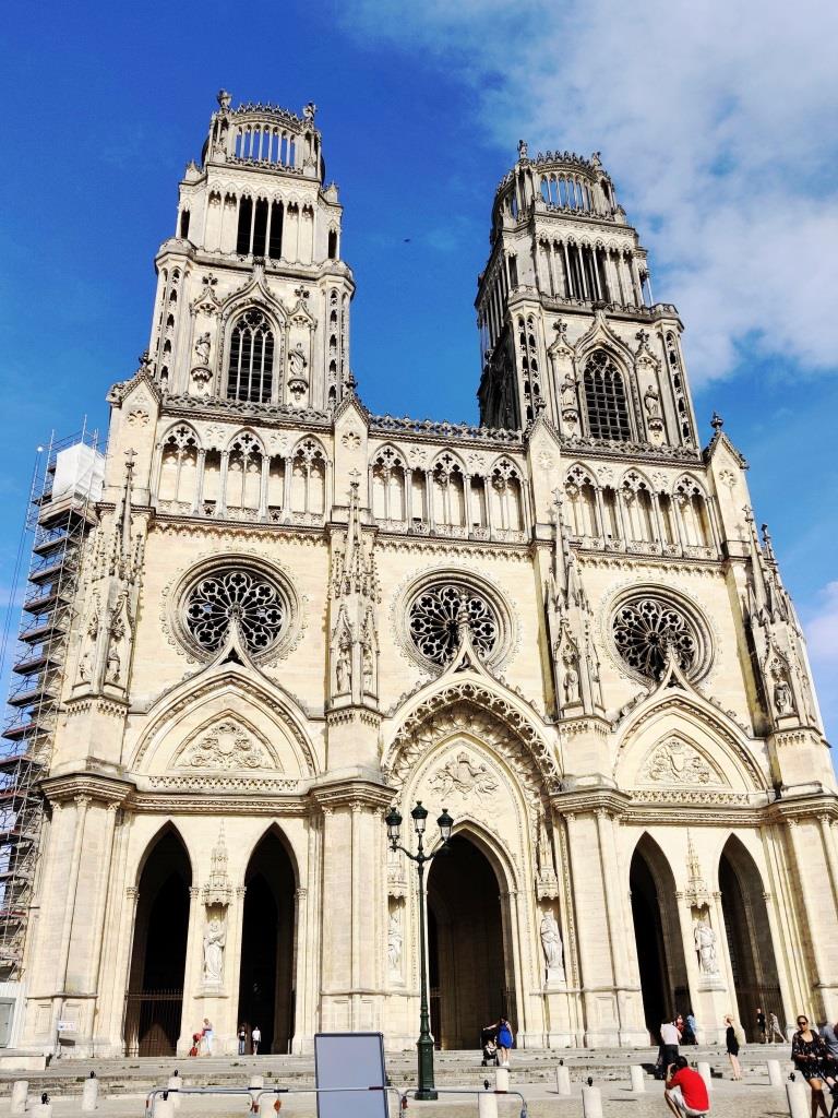 La façade de la cathédrale d’Orléans.