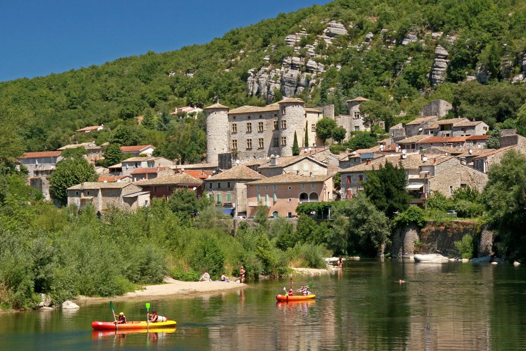 Vacances répit : Se détendre dans un hôtel-camping inclusif en Ardèche