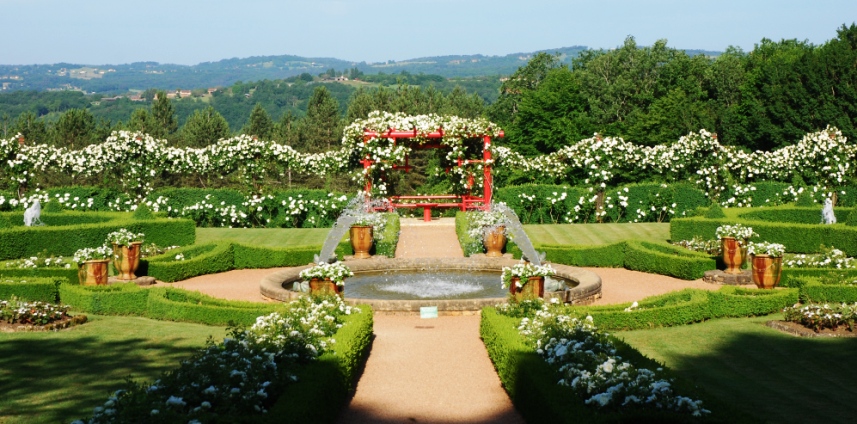 Arpentez les allées fleuries des Jardins du Manoir d’Eyrignac - Vacances accessibles en Nouvelle Aquitaine © Les Jardins du Manoir D'Eyrignac