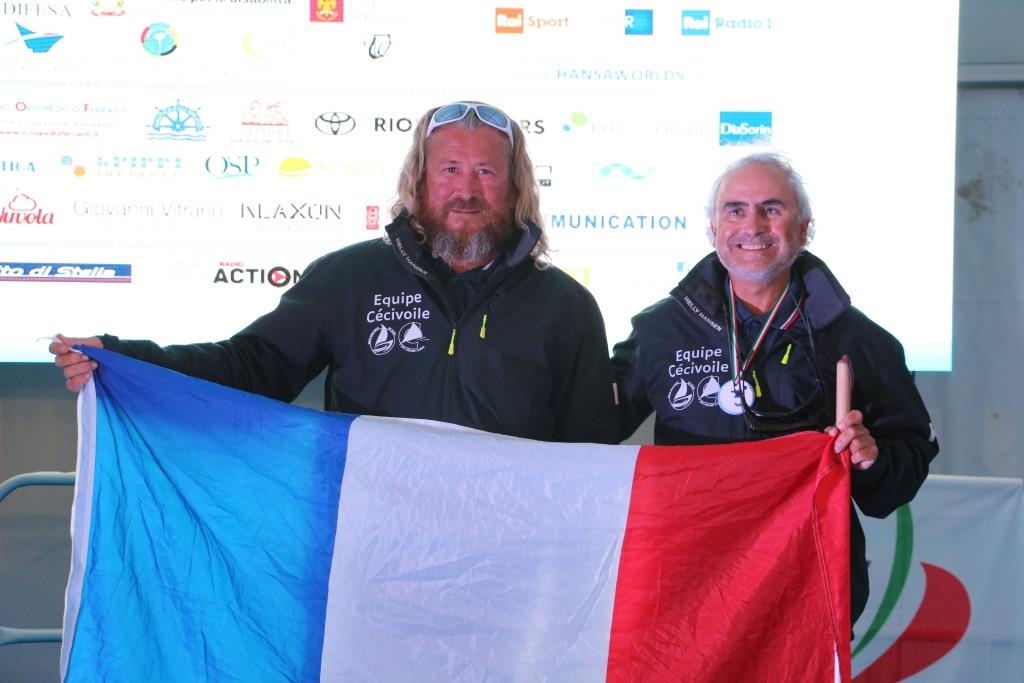 Olivier Ducruix et son co-équipier Gilles Guyon savourent leur médaille de bronze.