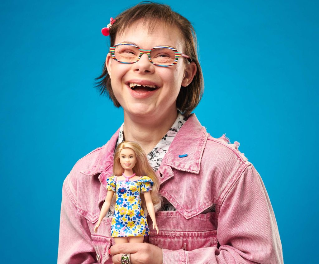 Barbie présente sa toute première poupée atteinte de Trisomie 21 avec l'ambassadrice française, Éléonore Laloux.