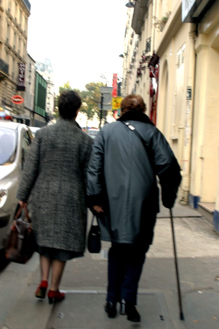 deux personnes âgées marchent cote à cote!