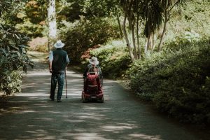 deux adultes handicapés se promènent dans la nature © Annie Spratt Unsplash