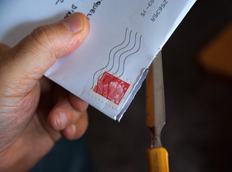 Une personne ouvre un courrier, c'est demande MDPH refusée © Jacqueline Macou_Pixabay