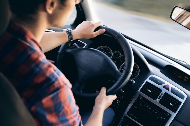 une femme en situation de handicap conduit une voiture adaptée à son handicap