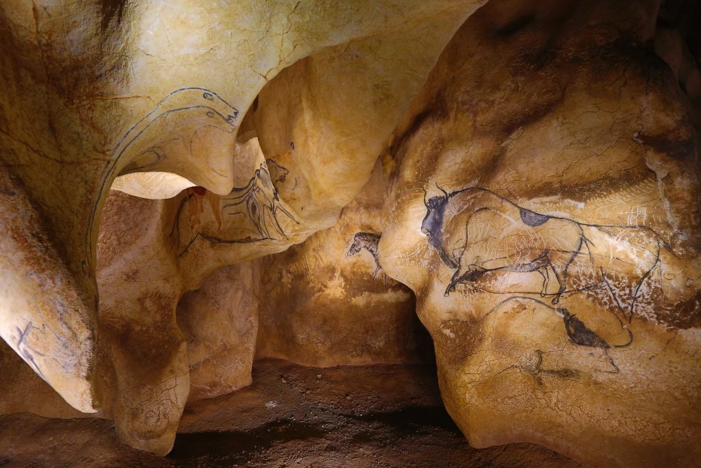 Dessins préhistoriques à la Grotte Chauvet - site touristique emblématique accessible en région AURA