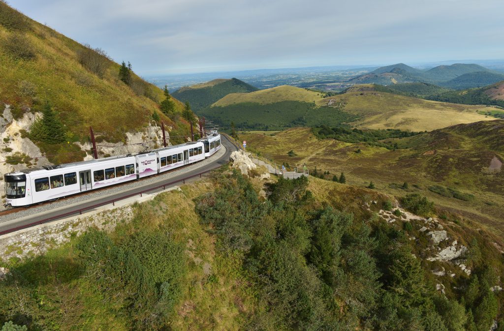 Vue aérienne sur le train Panoramique des Dômes en Auvergne - site accessible