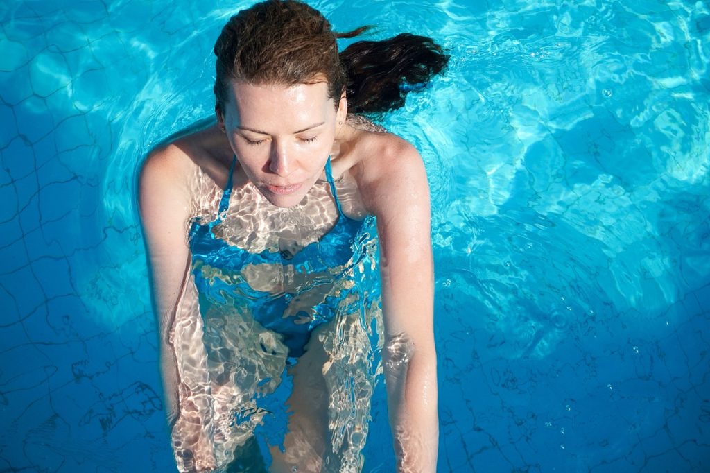 Une femme PMR est dans une piscine dans le cadre de sa cure thermale