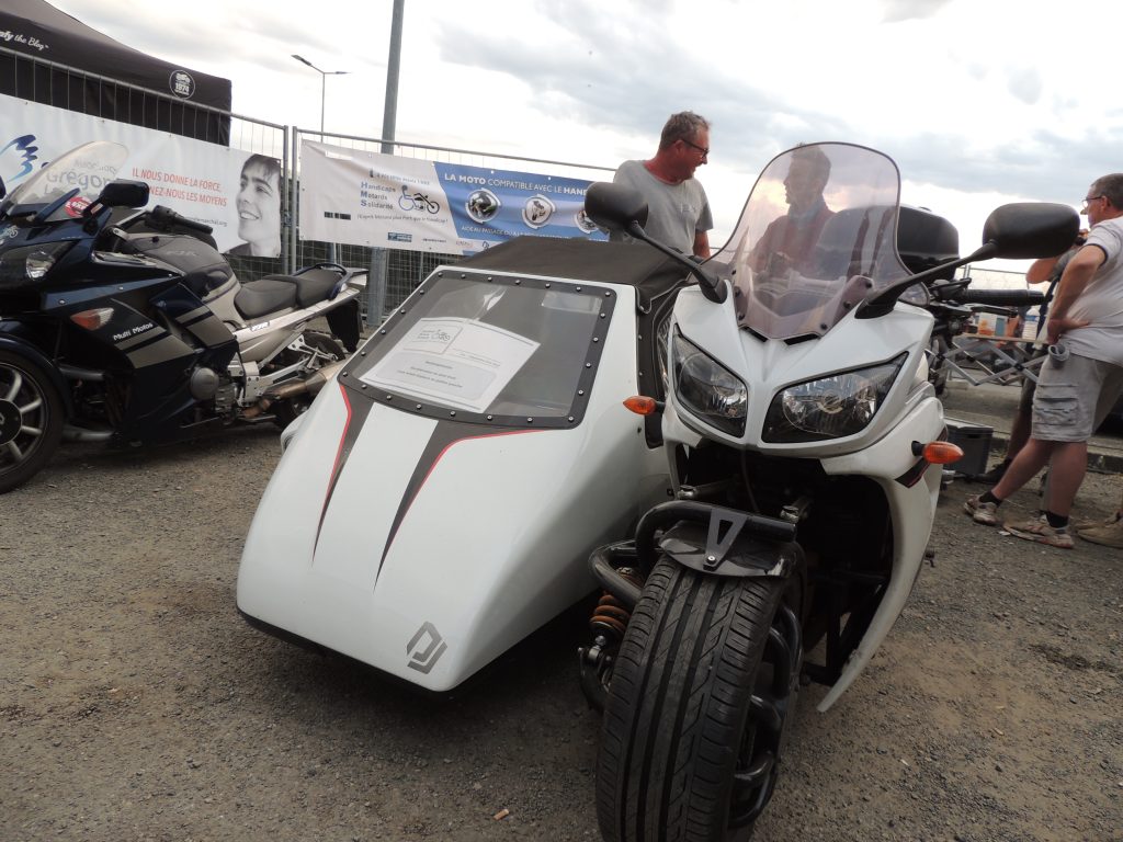 Exemple d'une moto adaptée pour une personne handicapée par Handicaps Motards Solidarités