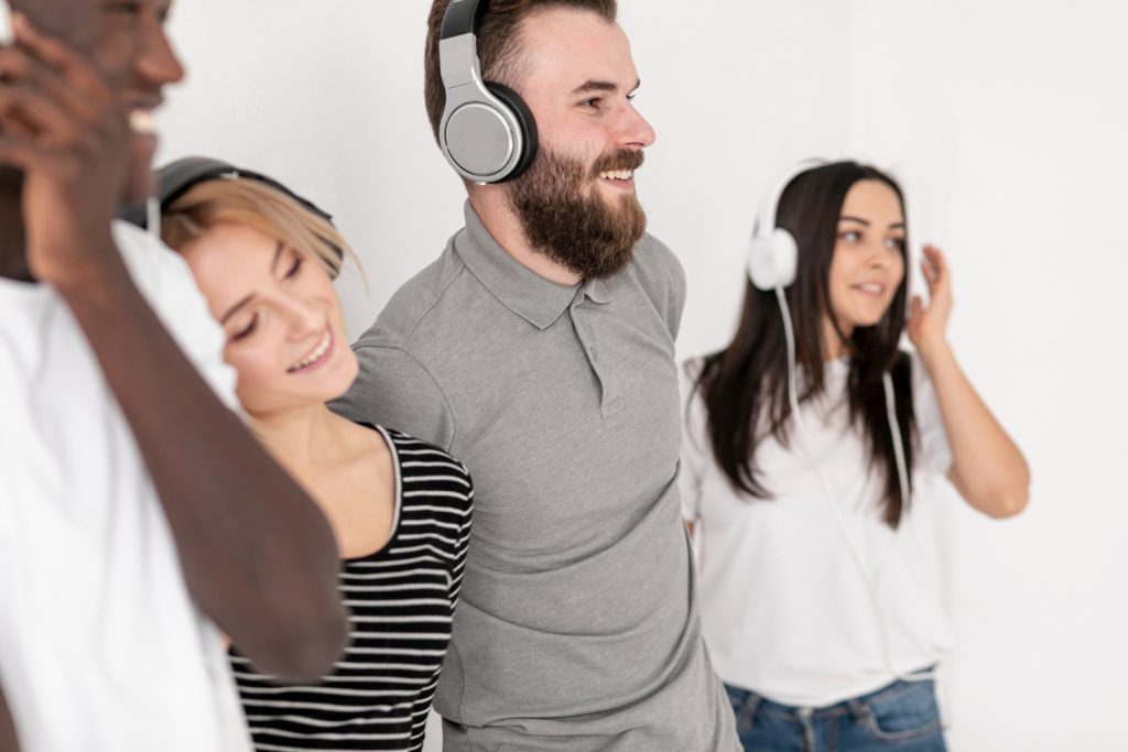 sensibilisation au handicap par le jeu de 4 collègues salariés avec des casques anti-bruit