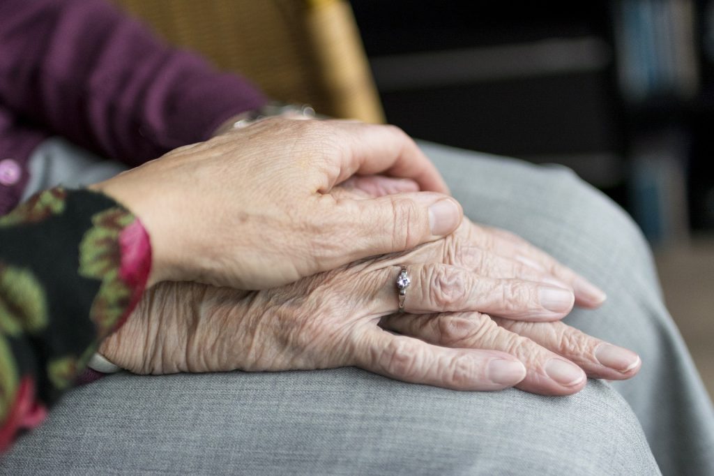 vie professionnelle et vie d'aidant : deux mains sont posées l'une sur l'autre. La main d'une fille sur la main de sa mère