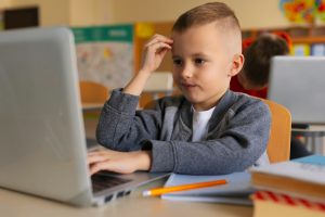 un enfant DYS est en classe, devant son ordinateur, dans une école CERENE